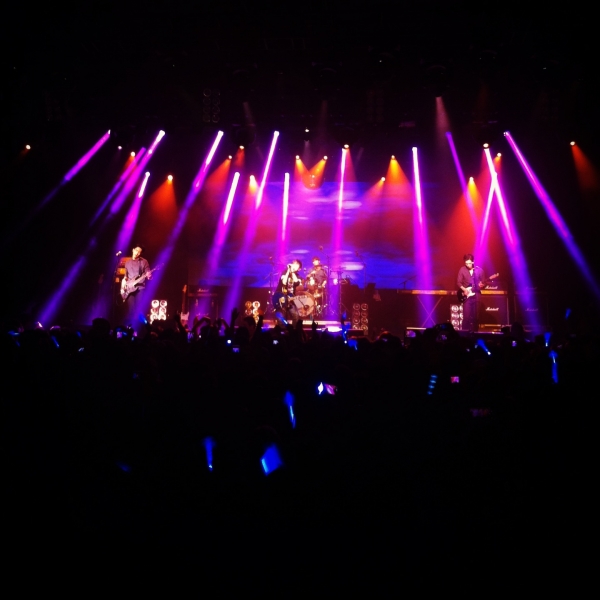 cnblue-rocks-new-york-city-on-january-21-at-the-best-buy-theater-in-times-square.jpg